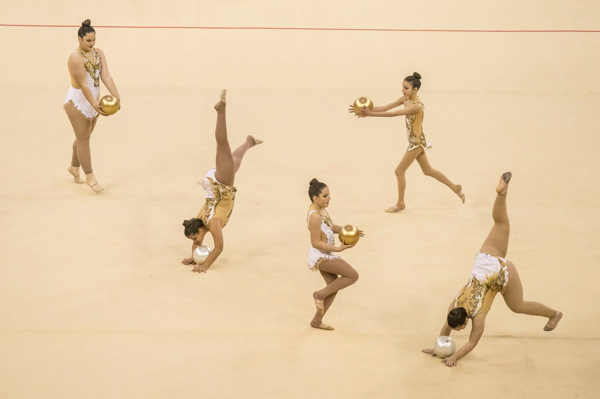 El Circuito Andaluz de gimnasia rítmica para la categoría de promesas se está celebrando en el Palacio de los Deportes. Más de dos mil niñas de toda la comunidad autónoma están poniendo sobre el tapiz todo lo aprendido y ensayado a lo largo del curso. 