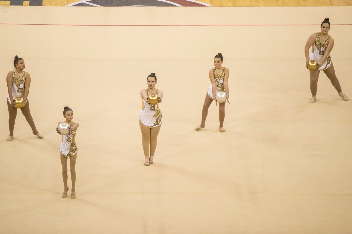 El Circuito Andaluz de gimnasia rítmica para la categoría de promesas se está celebrando en el Palacio de los Deportes. Más de dos mil niñas de toda la comunidad autónoma están poniendo sobre el tapiz todo lo aprendido y ensayado a lo largo del curso. 