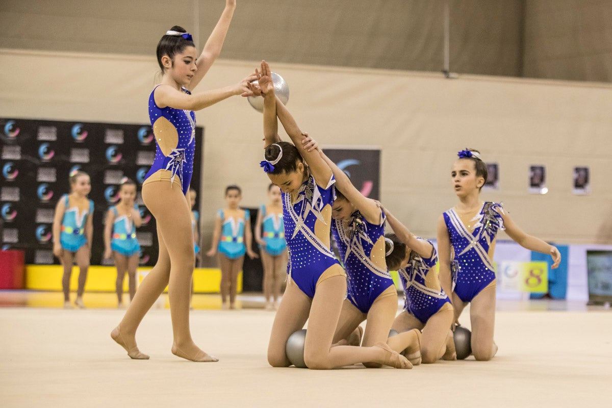 El Circuito Andaluz de gimnasia rítmica para la categoría de promesas se está celebrando en el Palacio de los Deportes. Más de dos mil niñas de toda la comunidad autónoma están poniendo sobre el tapiz todo lo aprendido y ensayado a lo largo del curso. 