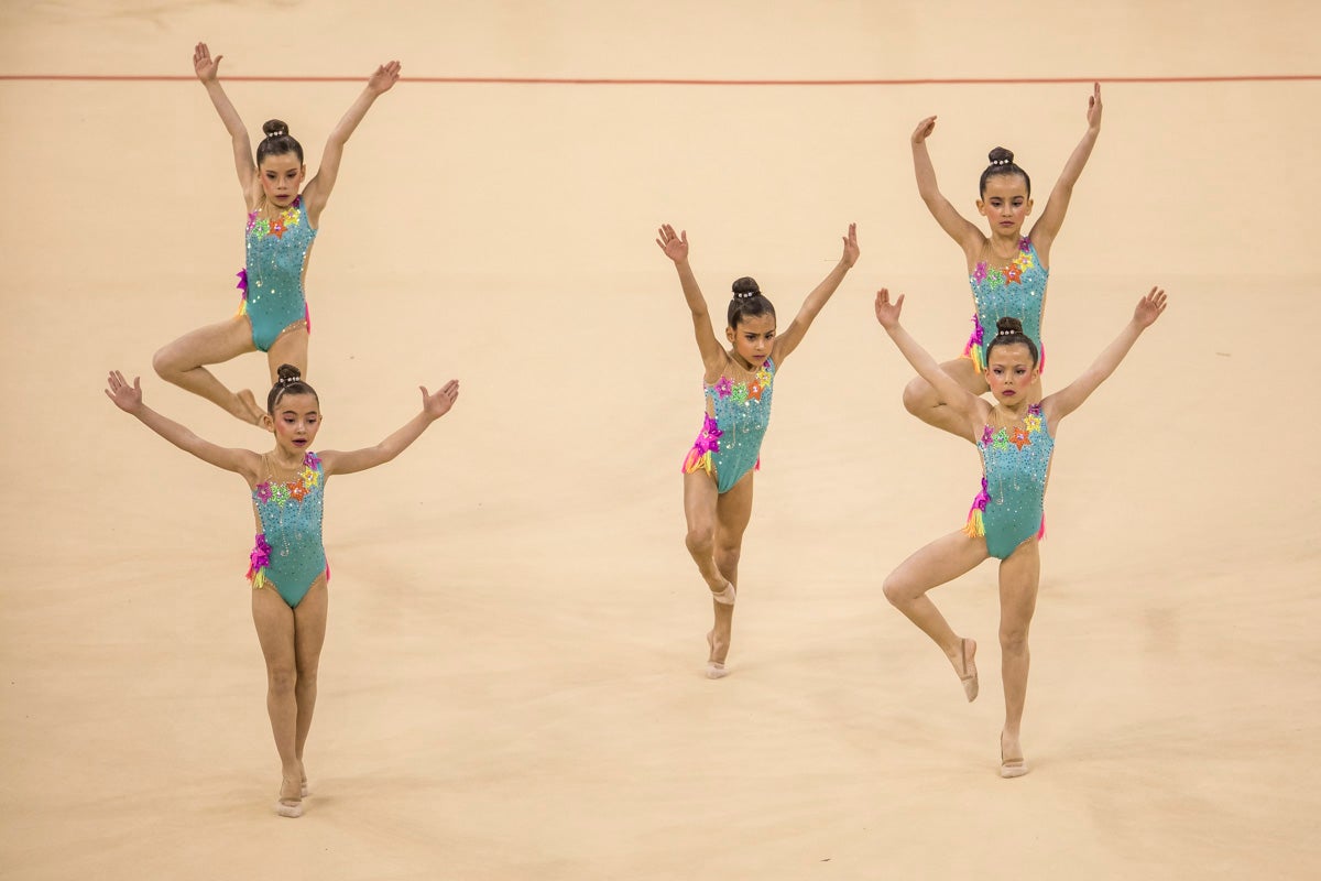 El Circuito Andaluz de gimnasia rítmica para la categoría de promesas se está celebrando en el Palacio de los Deportes. Más de dos mil niñas de toda la comunidad autónoma están poniendo sobre el tapiz todo lo aprendido y ensayado a lo largo del curso. 