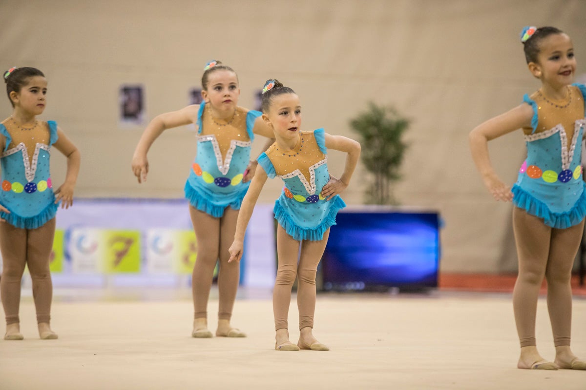 El Circuito Andaluz de gimnasia rítmica para la categoría de promesas se está celebrando en el Palacio de los Deportes. Más de dos mil niñas de toda la comunidad autónoma están poniendo sobre el tapiz todo lo aprendido y ensayado a lo largo del curso. 