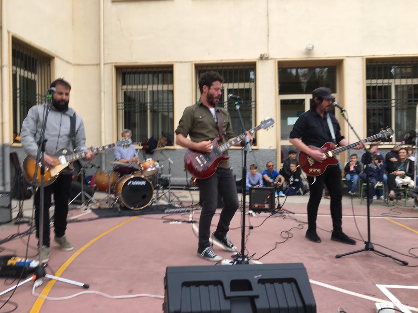 El colegio José Hurtado del Realejo ha vuelto a celebrar este sábado su propio festival de música, el 'Hurtadorama', una iniciativa que nació en 2015 para recaudar fondos para el viaje de estudios de los alumnos de 6º y que sigue adelante. Este años, Niños Mutantes ha sido las 'estrellas del cartel' escolar. El 'indie', con buena música, entra.