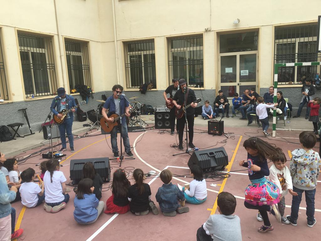 El colegio José Hurtado del Realejo ha vuelto a celebrar este sábado su propio festival de música, el 'Hurtadorama', una iniciativa que nació en 2015 para recaudar fondos para el viaje de estudios de los alumnos de 6º y que sigue adelante. Este años, Niños Mutantes ha sido las 'estrellas del cartel' escolar. El 'indie', con buena música, entra.