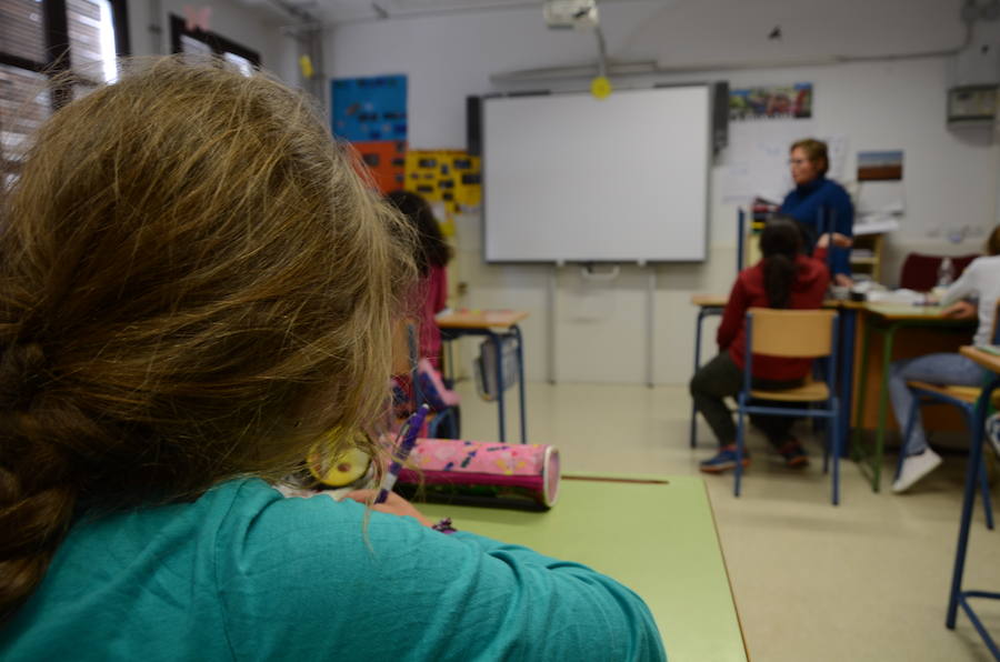 El Colegio Público Rural La Alpujarra tiene tres sedes. La de Alcútar, a la que sólo asisten 11 alumnos es la que está en peores condiciones. La de Bérchules con más niños escolarizados tiene unas instalaciones recientes. En las fotos también aparece el colegio Castillejos, abandonado hace décadas.