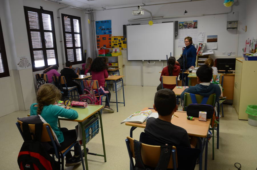 El Colegio Público Rural La Alpujarra tiene tres sedes. La de Alcútar, a la que sólo asisten 11 alumnos es la que está en peores condiciones. La de Bérchules con más niños escolarizados tiene unas instalaciones recientes. En las fotos también aparece el colegio Castillejos, abandonado hace décadas.