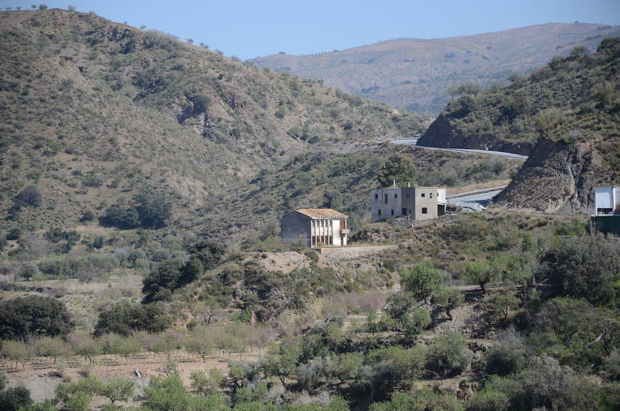 El Colegio Público Rural La Alpujarra tiene tres sedes. La de Alcútar, a la que sólo asisten 11 alumnos es la que está en peores condiciones. La de Bérchules con más niños escolarizados tiene unas instalaciones recientes. En las fotos también aparece el colegio Castillejos, abandonado hace décadas.