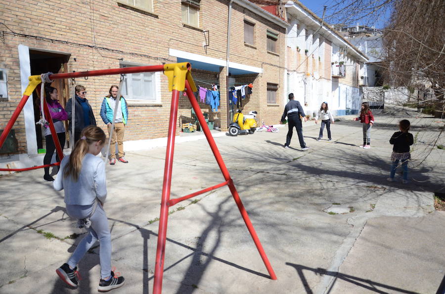 El Colegio Público Rural La Alpujarra tiene tres sedes. La de Alcútar, a la que sólo asisten 11 alumnos es la que está en peores condiciones. La de Bérchules con más niños escolarizados tiene unas instalaciones recientes. En las fotos también aparece el colegio Castillejos, abandonado hace décadas.