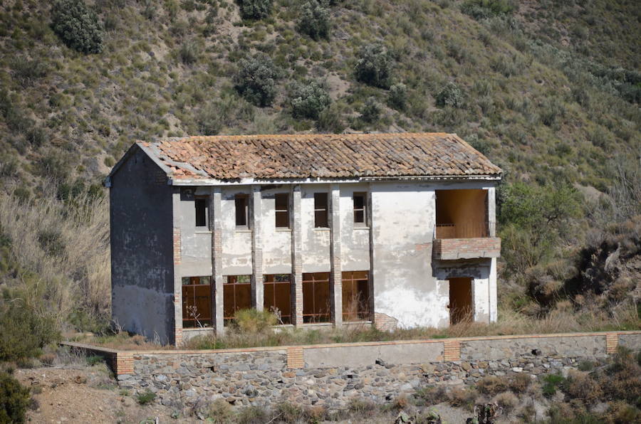 El Colegio Público Rural La Alpujarra tiene tres sedes. La de Alcútar, a la que sólo asisten 11 alumnos es la que está en peores condiciones. La de Bérchules con más niños escolarizados tiene unas instalaciones recientes. En las fotos también aparece el colegio Castillejos, abandonado hace décadas.