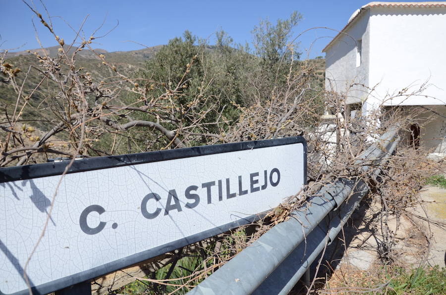 El Colegio Público Rural La Alpujarra tiene tres sedes. La de Alcútar, a la que sólo asisten 11 alumnos es la que está en peores condiciones. La de Bérchules con más niños escolarizados tiene unas instalaciones recientes. En las fotos también aparece el colegio Castillejos, abandonado hace décadas.