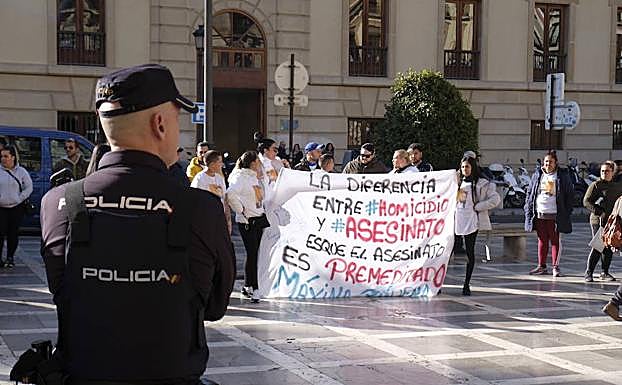 Un agente de la Policía Nacional vigila a los manifestantes