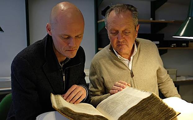 Los investigadores Edward Wilson-Lee (Universidad de Cambridge) y José María Pérez Fernández (Universidad de Granada), autores de este hallazgo. 