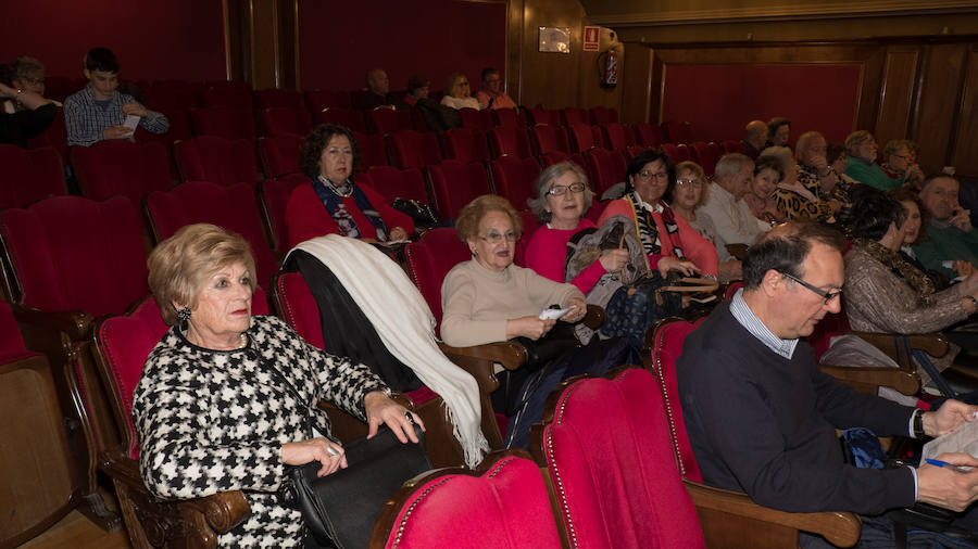 La vigésimo tercera edición de la Convivencia de Personas Mayores Granadinas arrancó ayer tarde con la lectura del pregón del mayor a cargo del escritor y periodista Francisco Gil Craviotto en el teatro Isabel la Católica. La ciudad inicia así, hasta el 12 de mayo, una amplia programación cultural, deportiva y de ocio protagonizada y dirigida a las personas mayores, en la que se esperan superar los 5.000 participantes alcanzados en 2018, según la edil de Derechos Sociales, Jemi Sánchez. 