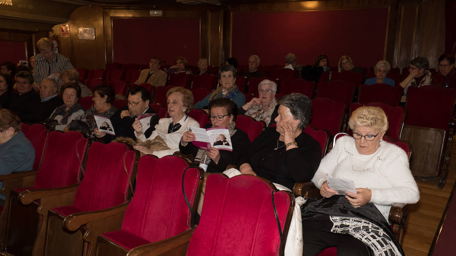 La vigésimo tercera edición de la Convivencia de Personas Mayores Granadinas arrancó ayer tarde con la lectura del pregón del mayor a cargo del escritor y periodista Francisco Gil Craviotto en el teatro Isabel la Católica. La ciudad inicia así, hasta el 12 de mayo, una amplia programación cultural, deportiva y de ocio protagonizada y dirigida a las personas mayores, en la que se esperan superar los 5.000 participantes alcanzados en 2018, según la edil de Derechos Sociales, Jemi Sánchez. 