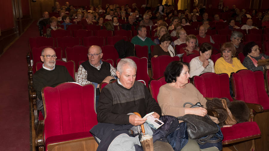 La vigésimo tercera edición de la Convivencia de Personas Mayores Granadinas arrancó ayer tarde con la lectura del pregón del mayor a cargo del escritor y periodista Francisco Gil Craviotto en el teatro Isabel la Católica. La ciudad inicia así, hasta el 12 de mayo, una amplia programación cultural, deportiva y de ocio protagonizada y dirigida a las personas mayores, en la que se esperan superar los 5.000 participantes alcanzados en 2018, según la edil de Derechos Sociales, Jemi Sánchez. 