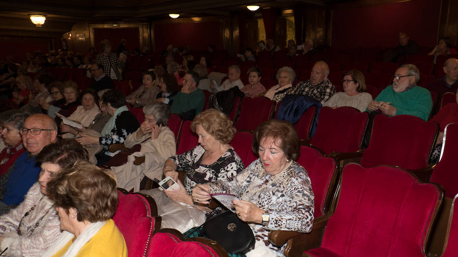 La vigésimo tercera edición de la Convivencia de Personas Mayores Granadinas arrancó ayer tarde con la lectura del pregón del mayor a cargo del escritor y periodista Francisco Gil Craviotto en el teatro Isabel la Católica. La ciudad inicia así, hasta el 12 de mayo, una amplia programación cultural, deportiva y de ocio protagonizada y dirigida a las personas mayores, en la que se esperan superar los 5.000 participantes alcanzados en 2018, según la edil de Derechos Sociales, Jemi Sánchez. 