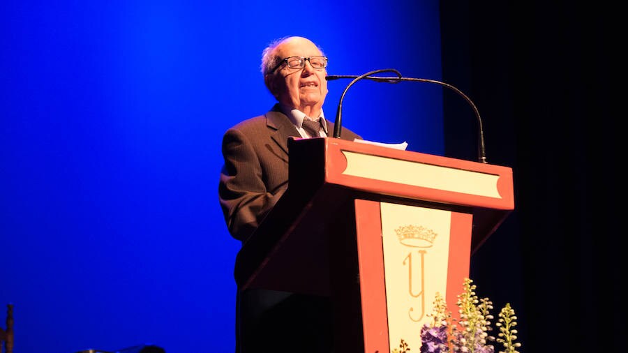 La vigésimo tercera edición de la Convivencia de Personas Mayores Granadinas arrancó ayer tarde con la lectura del pregón del mayor a cargo del escritor y periodista Francisco Gil Craviotto en el teatro Isabel la Católica. La ciudad inicia así, hasta el 12 de mayo, una amplia programación cultural, deportiva y de ocio protagonizada y dirigida a las personas mayores, en la que se esperan superar los 5.000 participantes alcanzados en 2018, según la edil de Derechos Sociales, Jemi Sánchez. 