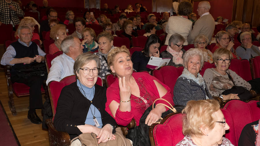 La vigésimo tercera edición de la Convivencia de Personas Mayores Granadinas arrancó ayer tarde con la lectura del pregón del mayor a cargo del escritor y periodista Francisco Gil Craviotto en el teatro Isabel la Católica. La ciudad inicia así, hasta el 12 de mayo, una amplia programación cultural, deportiva y de ocio protagonizada y dirigida a las personas mayores, en la que se esperan superar los 5.000 participantes alcanzados en 2018, según la edil de Derechos Sociales, Jemi Sánchez. 