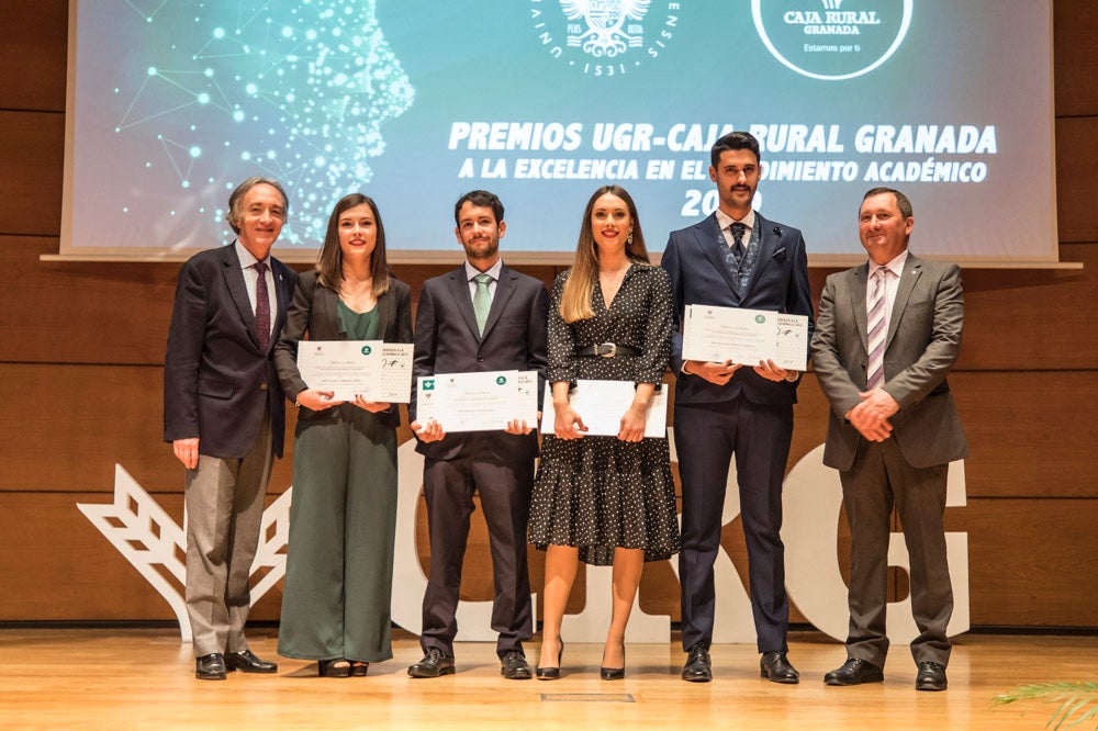 La sede central de la caja de ahorros fue el escenario de la entrega de los premios a la excelencia académica en un emotivo acto presentado por la periodista Encarna Ximénez de Cisneros.