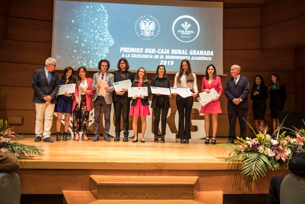 La sede central de la caja de ahorros fue el escenario de la entrega de los premios a la excelencia académica en un emotivo acto presentado por la periodista Encarna Ximénez de Cisneros.