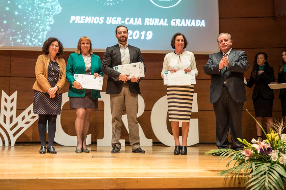 La sede central de la caja de ahorros fue el escenario de la entrega de los premios a la excelencia académica en un emotivo acto presentado por la periodista Encarna Ximénez de Cisneros.