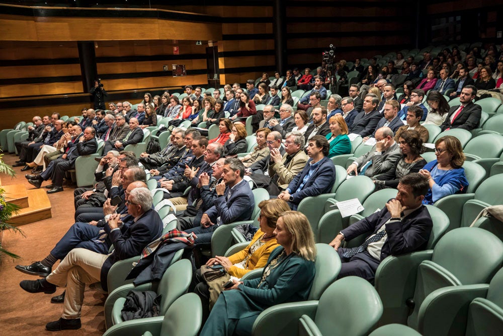 La sede central de la caja de ahorros fue el escenario de la entrega de los premios a la excelencia académica en un emotivo acto presentado por la periodista Encarna Ximénez de Cisneros.