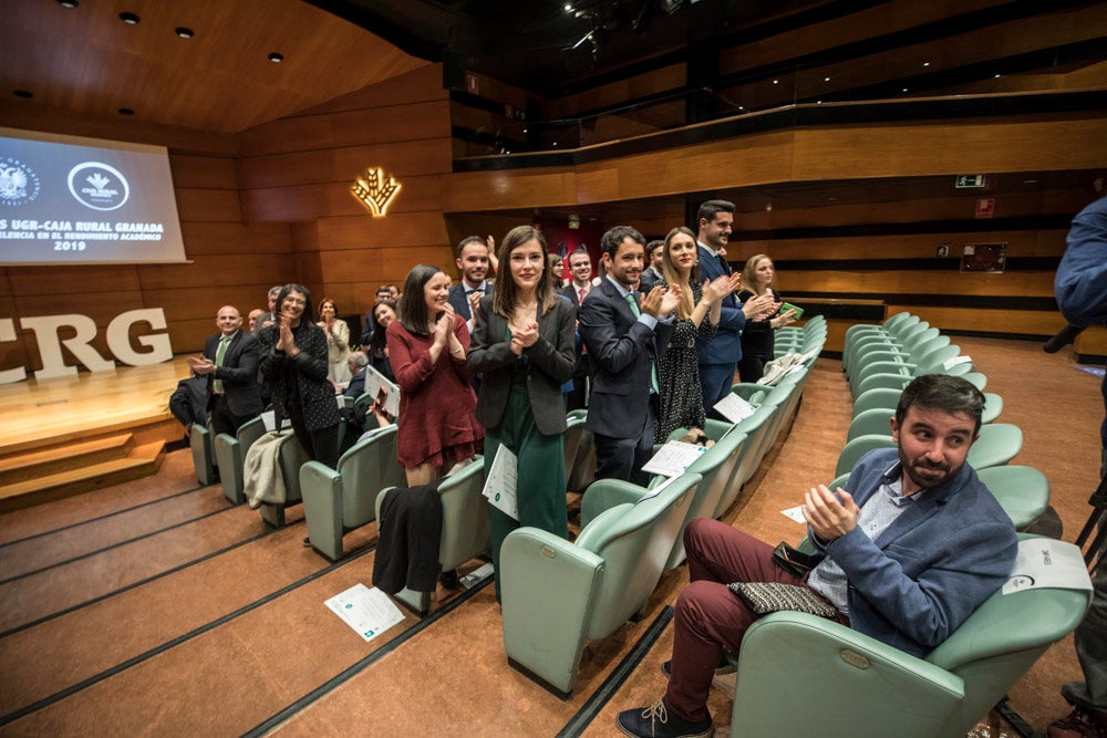 La sede central de la caja de ahorros fue el escenario de la entrega de los premios a la excelencia académica en un emotivo acto presentado por la periodista Encarna Ximénez de Cisneros.