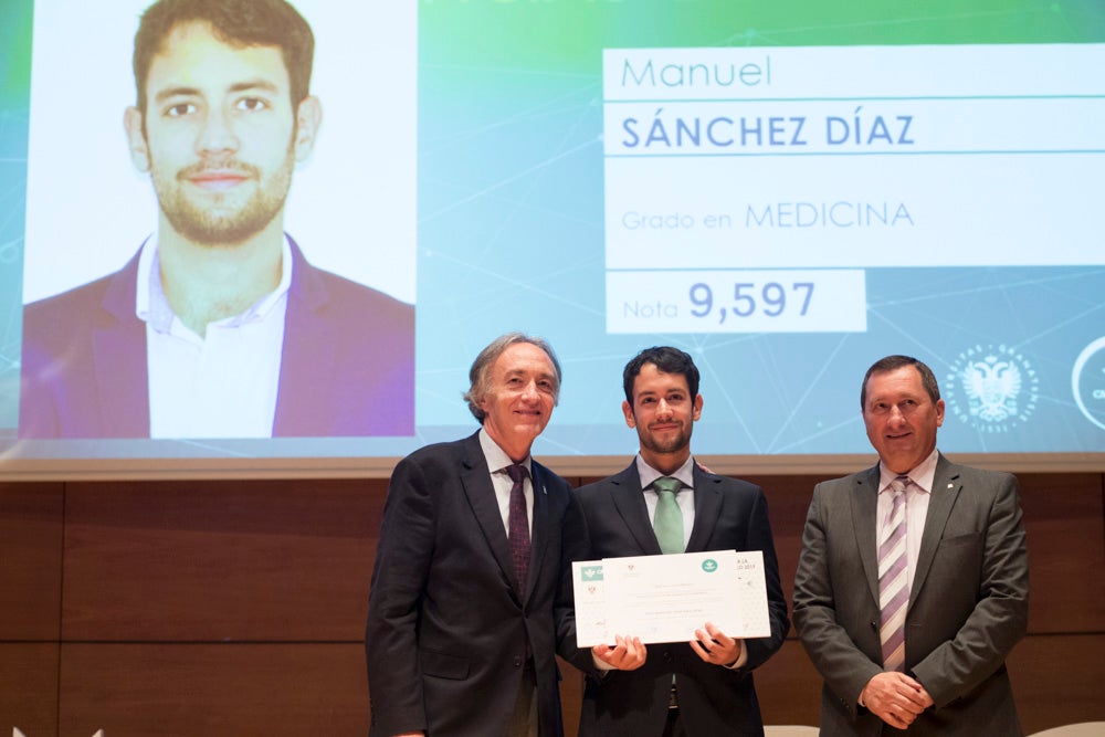 La sede central de la caja de ahorros fue el escenario de la entrega de los premios a la excelencia académica en un emotivo acto presentado por la periodista Encarna Ximénez de Cisneros.