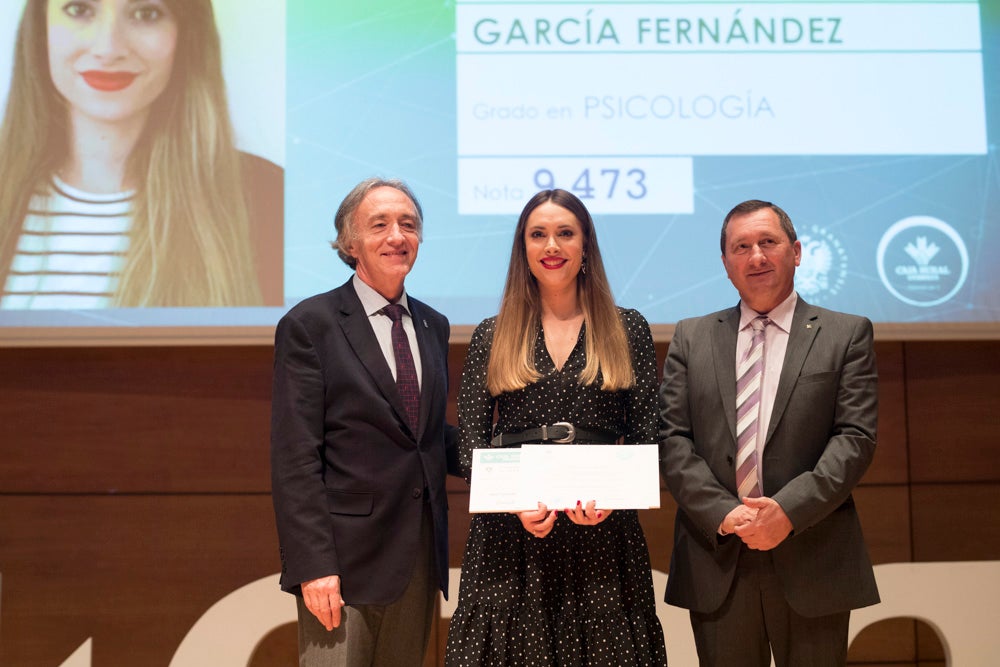 La sede central de la caja de ahorros fue el escenario de la entrega de los premios a la excelencia académica en un emotivo acto presentado por la periodista Encarna Ximénez de Cisneros.