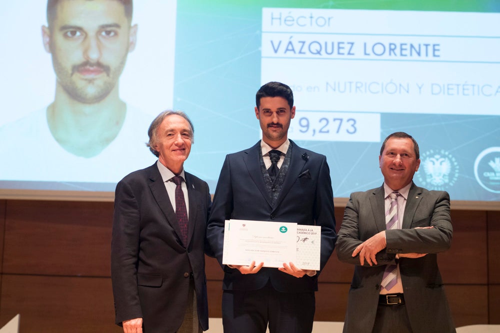 La sede central de la caja de ahorros fue el escenario de la entrega de los premios a la excelencia académica en un emotivo acto presentado por la periodista Encarna Ximénez de Cisneros.