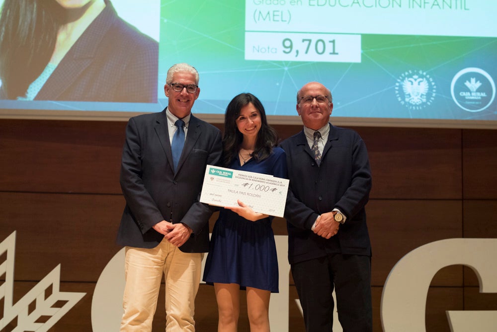 La sede central de la caja de ahorros fue el escenario de la entrega de los premios a la excelencia académica en un emotivo acto presentado por la periodista Encarna Ximénez de Cisneros.