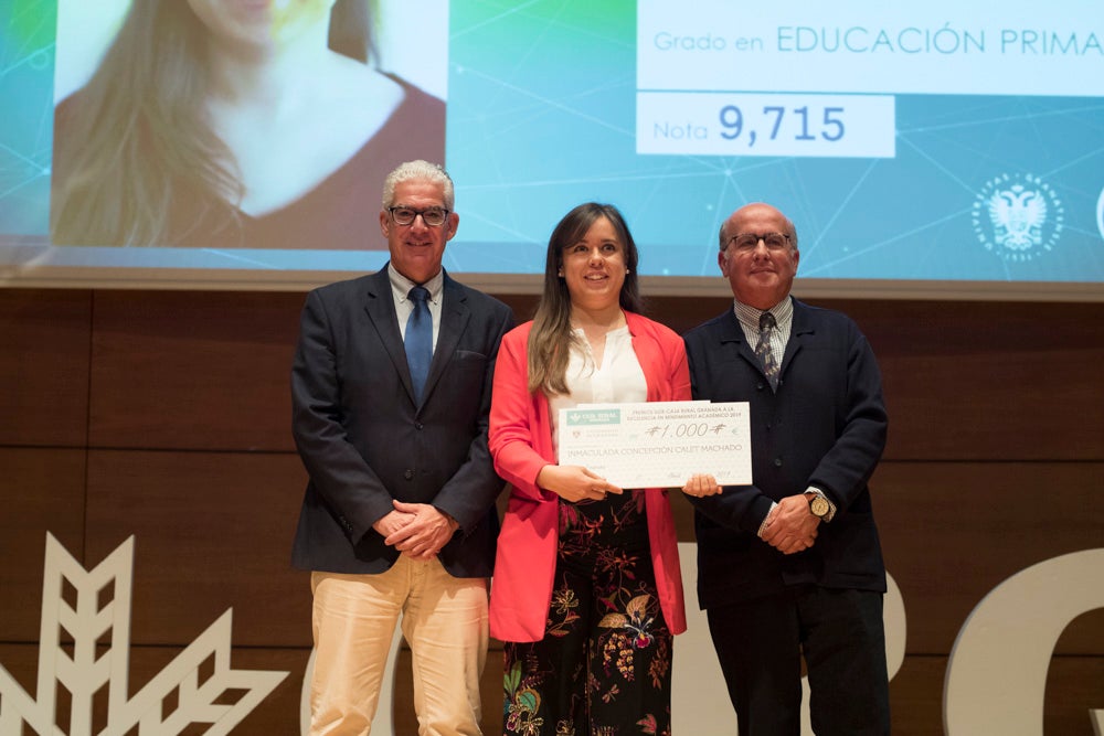 La sede central de la caja de ahorros fue el escenario de la entrega de los premios a la excelencia académica en un emotivo acto presentado por la periodista Encarna Ximénez de Cisneros.