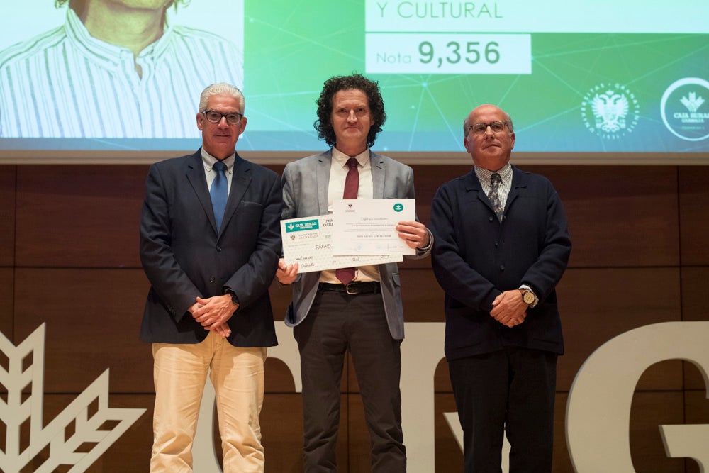 La sede central de la caja de ahorros fue el escenario de la entrega de los premios a la excelencia académica en un emotivo acto presentado por la periodista Encarna Ximénez de Cisneros.