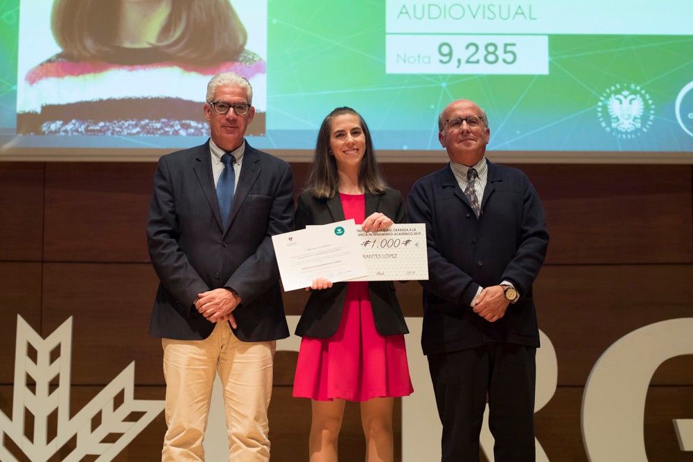 La sede central de la caja de ahorros fue el escenario de la entrega de los premios a la excelencia académica en un emotivo acto presentado por la periodista Encarna Ximénez de Cisneros.