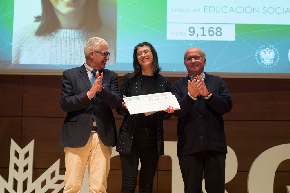 La sede central de la caja de ahorros fue el escenario de la entrega de los premios a la excelencia académica en un emotivo acto presentado por la periodista Encarna Ximénez de Cisneros.