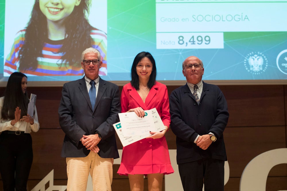 La sede central de la caja de ahorros fue el escenario de la entrega de los premios a la excelencia académica en un emotivo acto presentado por la periodista Encarna Ximénez de Cisneros.