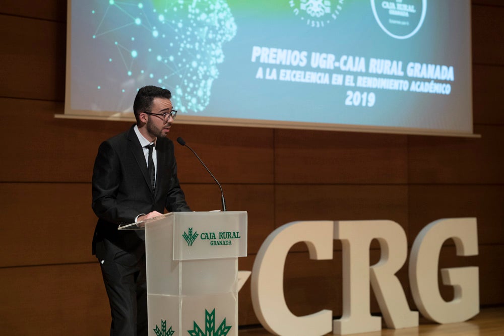 La sede central de la caja de ahorros fue el escenario de la entrega de los premios a la excelencia académica en un emotivo acto presentado por la periodista Encarna Ximénez de Cisneros.