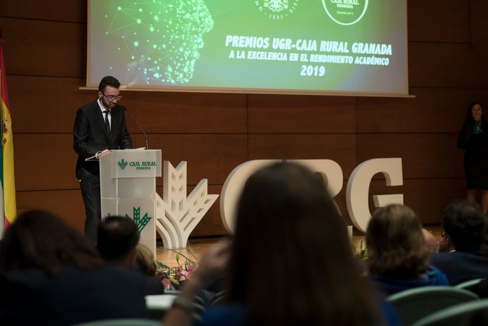 La sede central de la caja de ahorros fue el escenario de la entrega de los premios a la excelencia académica en un emotivo acto presentado por la periodista Encarna Ximénez de Cisneros.