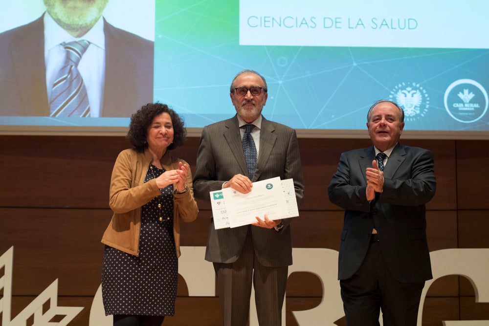 La sede central de la caja de ahorros fue el escenario de la entrega de los premios a la excelencia académica en un emotivo acto presentado por la periodista Encarna Ximénez de Cisneros.