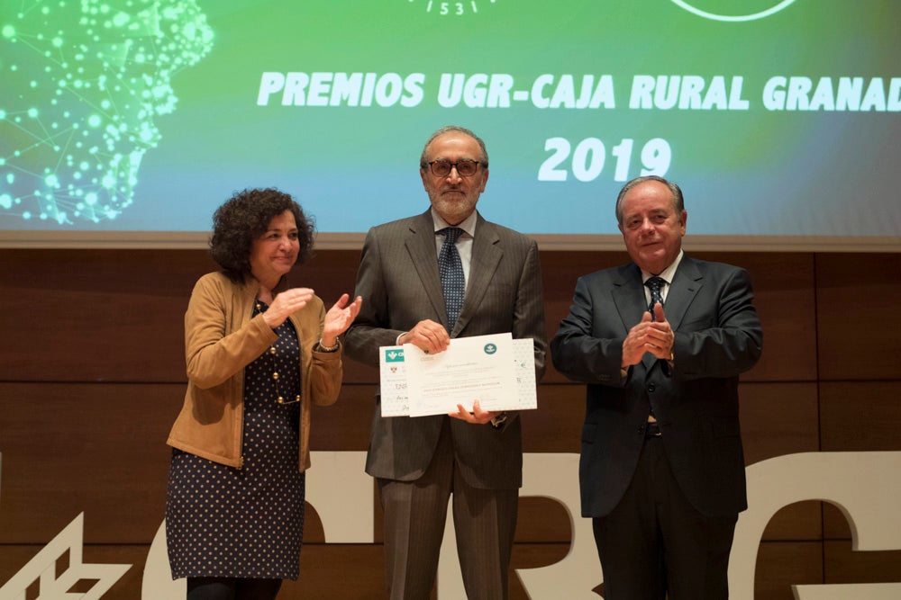 La sede central de la caja de ahorros fue el escenario de la entrega de los premios a la excelencia académica en un emotivo acto presentado por la periodista Encarna Ximénez de Cisneros.