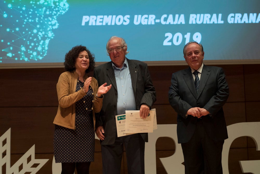 La sede central de la caja de ahorros fue el escenario de la entrega de los premios a la excelencia académica en un emotivo acto presentado por la periodista Encarna Ximénez de Cisneros.