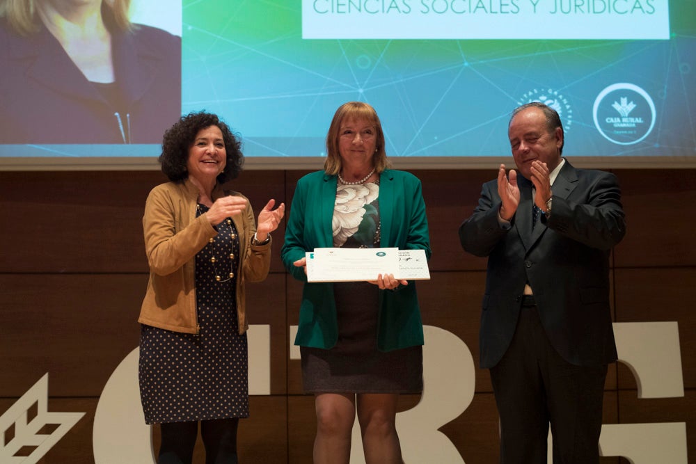 La sede central de la caja de ahorros fue el escenario de la entrega de los premios a la excelencia académica en un emotivo acto presentado por la periodista Encarna Ximénez de Cisneros.