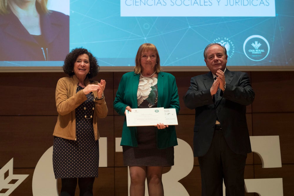 La sede central de la caja de ahorros fue el escenario de la entrega de los premios a la excelencia académica en un emotivo acto presentado por la periodista Encarna Ximénez de Cisneros.