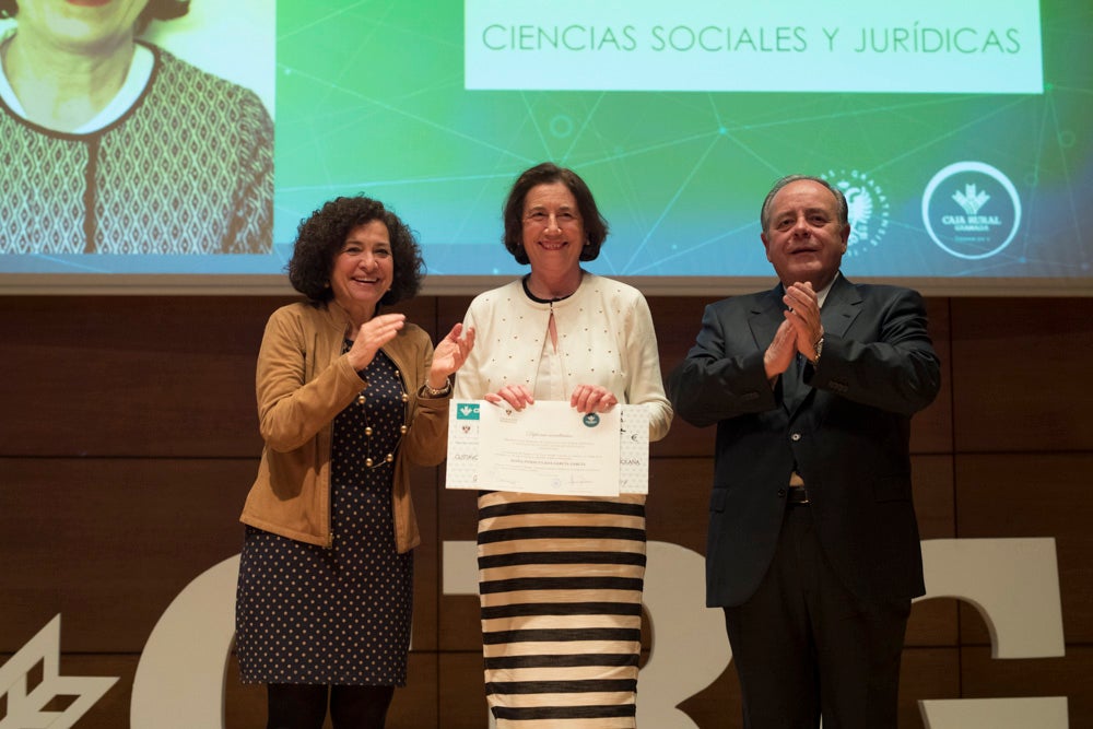 La sede central de la caja de ahorros fue el escenario de la entrega de los premios a la excelencia académica en un emotivo acto presentado por la periodista Encarna Ximénez de Cisneros.