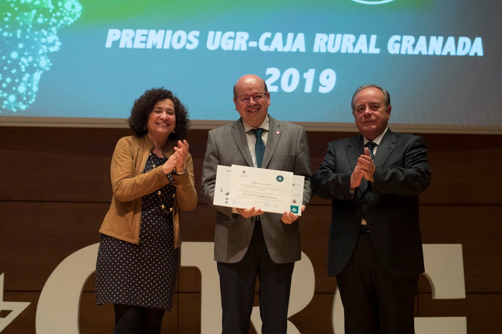 La sede central de la caja de ahorros fue el escenario de la entrega de los premios a la excelencia académica en un emotivo acto presentado por la periodista Encarna Ximénez de Cisneros.