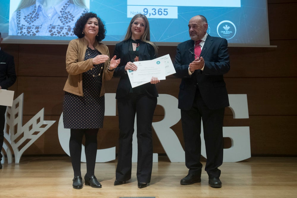 La sede central de la caja de ahorros fue el escenario de la entrega de los premios a la excelencia académica en un emotivo acto presentado por la periodista Encarna Ximénez de Cisneros.