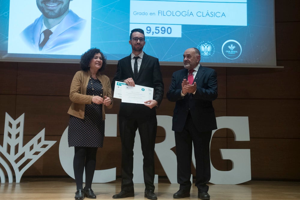 La sede central de la caja de ahorros fue el escenario de la entrega de los premios a la excelencia académica en un emotivo acto presentado por la periodista Encarna Ximénez de Cisneros.