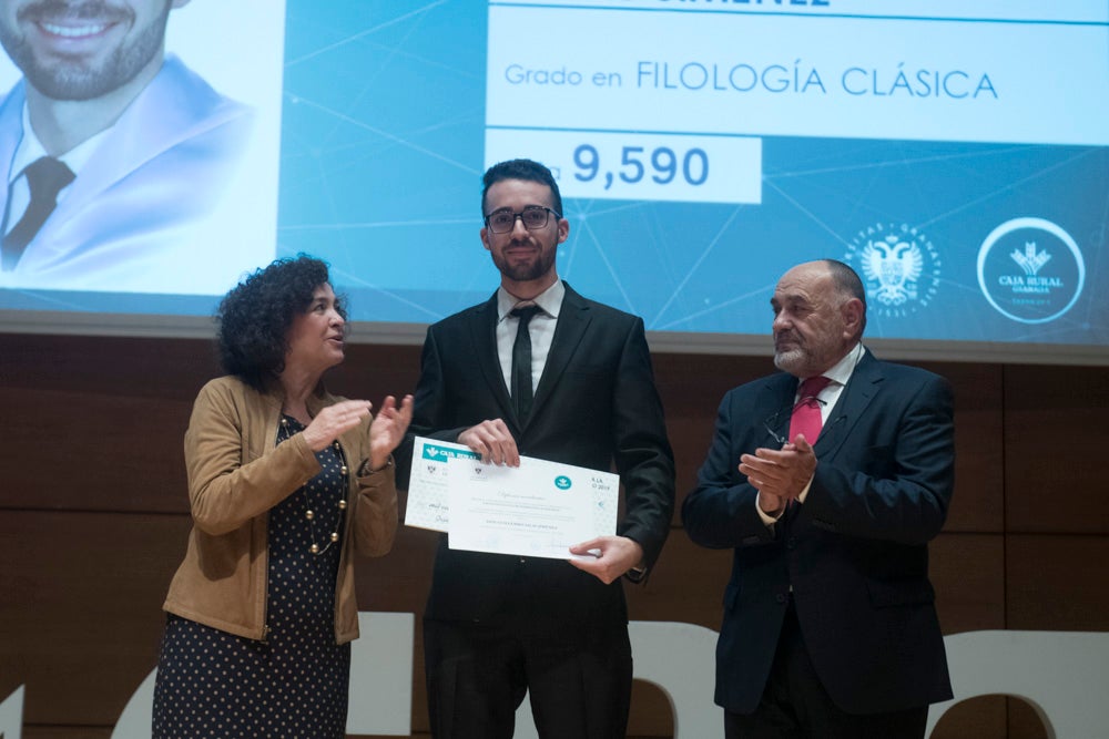 La sede central de la caja de ahorros fue el escenario de la entrega de los premios a la excelencia académica en un emotivo acto presentado por la periodista Encarna Ximénez de Cisneros.