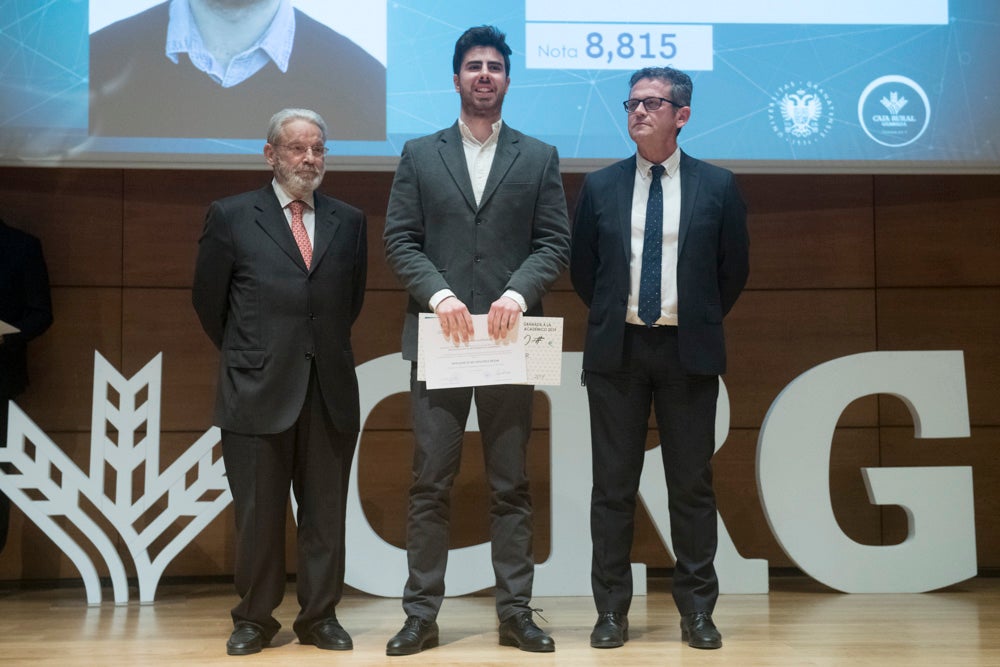 La sede central de la caja de ahorros fue el escenario de la entrega de los premios a la excelencia académica en un emotivo acto presentado por la periodista Encarna Ximénez de Cisneros.