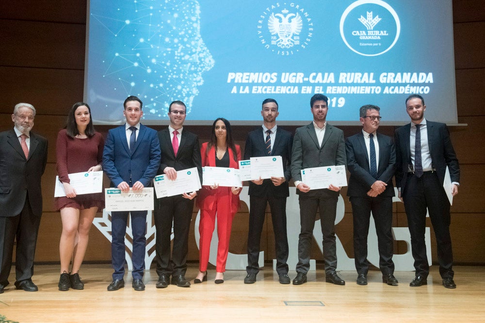 La sede central de la caja de ahorros fue el escenario de la entrega de los premios a la excelencia académica en un emotivo acto presentado por la periodista Encarna Ximénez de Cisneros.