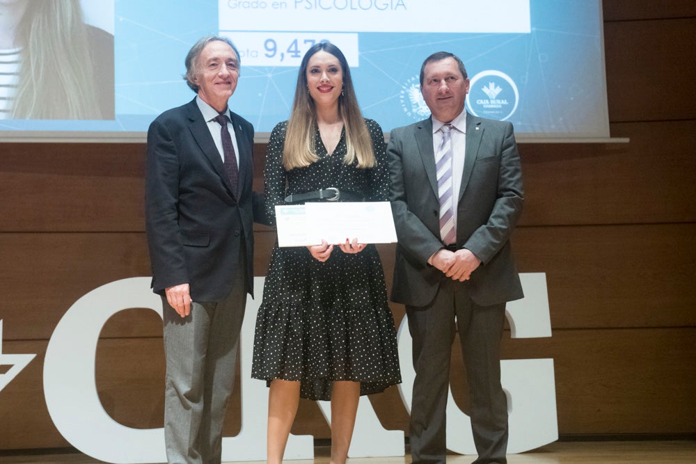 La sede central de la caja de ahorros fue el escenario de la entrega de los premios a la excelencia académica en un emotivo acto presentado por la periodista Encarna Ximénez de Cisneros.